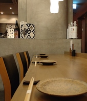 旨味を最大限に引き出す絶妙な焼き加減。炭火焼九州赤鶏