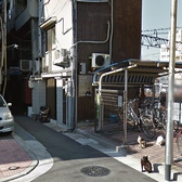 自転車置場に突き当たり、一番奥の列を左に直進！