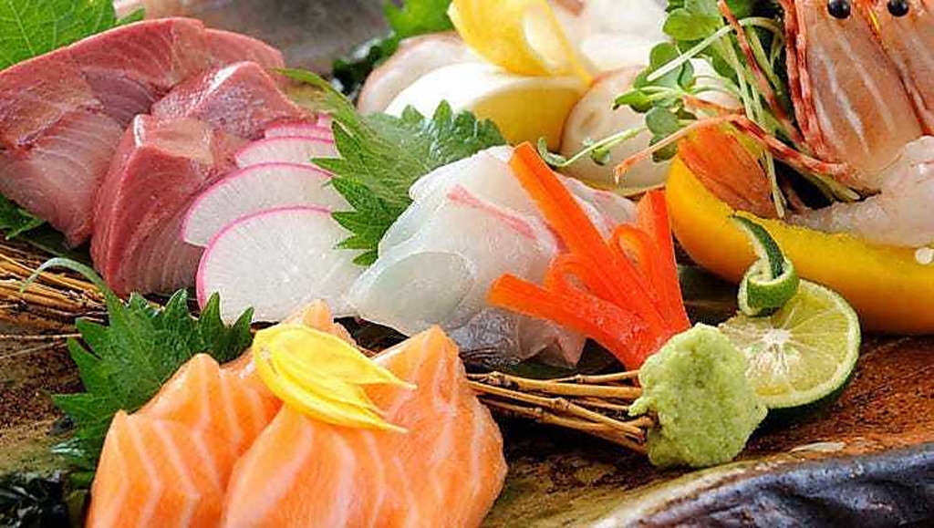 中央市場で毎日仕入れる新鮮魚介や朝引きの淡路鶏もおすすめ