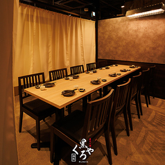 ［7～10名様］端正に並んだ椅子が織り成す空間は、静けさと品格を備えた落ち着きある設え。心地良い距離感を保ちつつ、大人数での宴会や会食にも最適なひと時を叶えます。お問い合わせもお気軽にどうぞ。