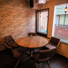 5名様でご利用いただける丸テーブル！トルコの名物料理「ケバブ」を楽しむなら、ぜひお越しください！日本ではなかなか味わえない、風味豊かでジューシーなケバブは、食欲をそそる一品です。テーブル席で、友人や家族と共にその美味しさを堪能してください。