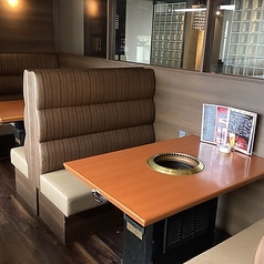 【禁煙席】ふかふかのソファでゆったり座れて、友人やご家族との焼肉タイムにぴったり！お子様連れでも安心してご利用いただけるので、週末のお食事やちょっとした集まりにもおすすめです。駅チカでアクセスもラクラク。ぜひ当店自慢の焼肉を囲んで、楽しい時間をお過ごしください！