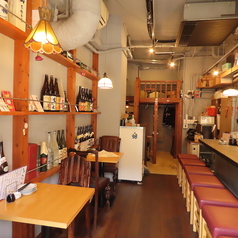 おひとり様でも気軽に立ち寄りやすいカウンター席。店内に並ぶ焼酎瓶を眺めながら、その日の気分でお酒を選ぶ楽しみも味わえます♪