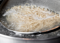 大釜で茹でる蕎麦