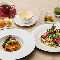 お昼も贅沢に。本格コース料理が充実！