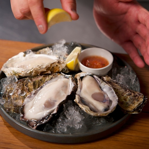 包丁屋の奥に佇む隠れ家。広島の牡蠣や比婆牛と日本酒と器で彩る上質なひとときを。