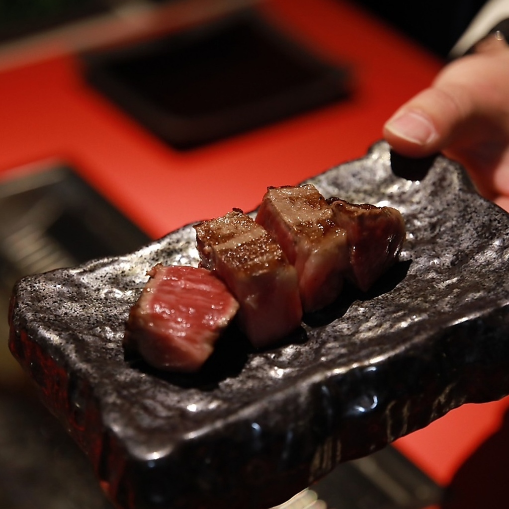 各テーブルには専用のロースターを設置。焼き立てジューシーなステーキをお好きなタイミングでご堪能