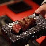 各テーブルには専用のロースターを設置。焼き立てジューシーなステーキをお好きなタイミングでご堪能