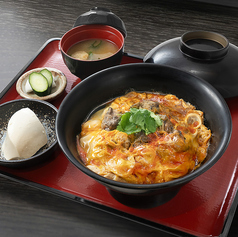 炭火焼でじっくり焼き上げた地鶏を使用した親子丼