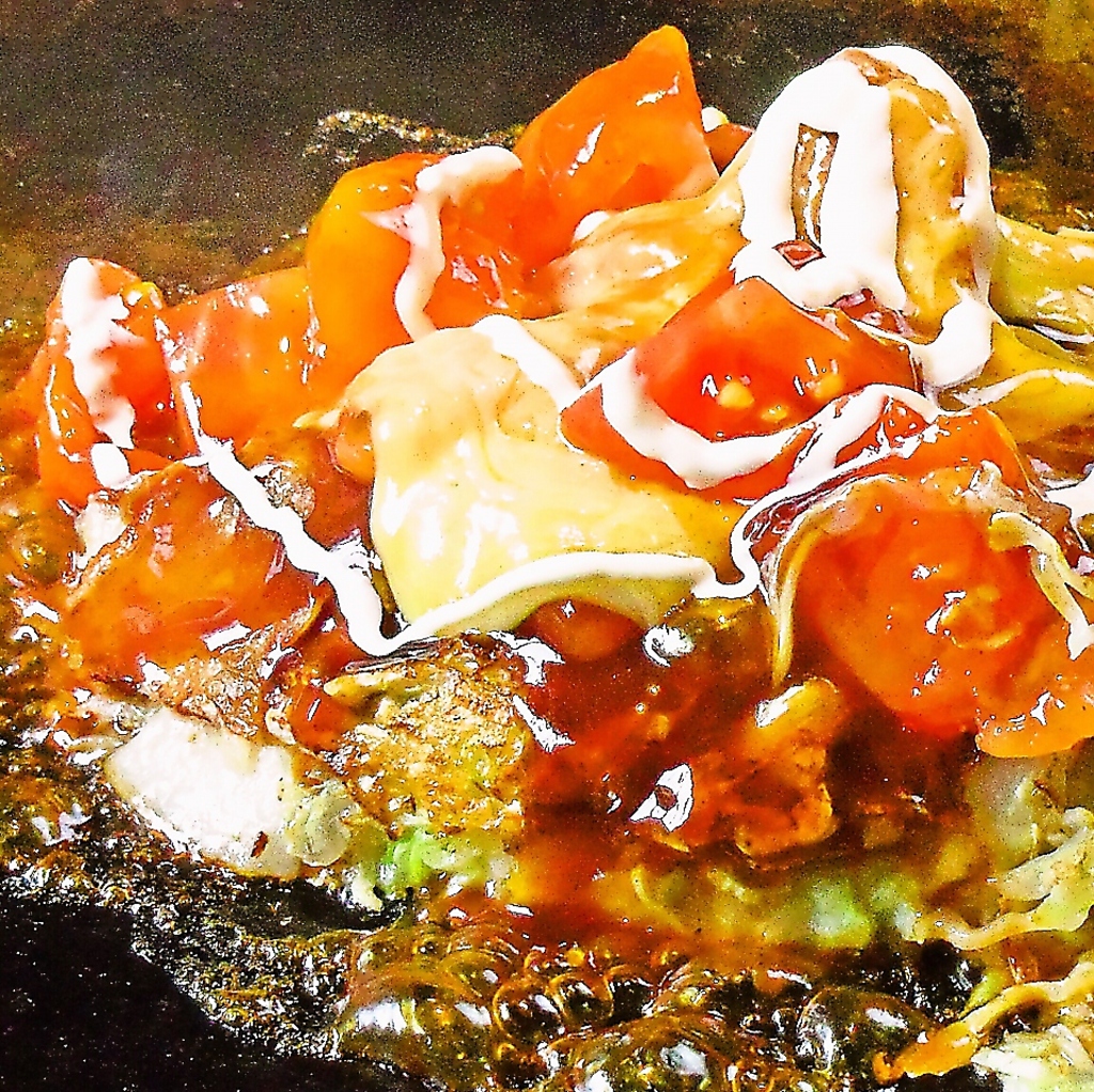【名物お好み焼◆トマト×濃厚チーズ】人気No.1「トマトチーズ玉」1320円(税込)ふわとろ食感が魅力。