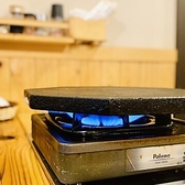 当店では、鶏肉を美味しく焼き上げるために「溶岩焼きプレート」を使用しております。遠赤外線効果でじっくり火が通り、鶏肉の旨味を閉じ込めてジューシーに仕上がります◎