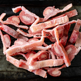 【本格炭火を楽しめる七輪】すべてのお席に、焼肉の醍醐味である「七輪」をご用意しております。炭火の遠赤外線効果で、新鮮なホルモンを外は香ばしく、中はジューシーに焼き上げます!