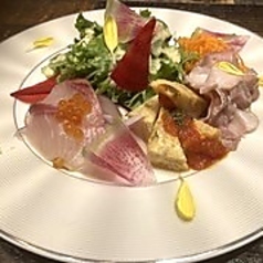 メインメニューに前菜盛り合わせ＋スープセット付き