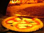自慢の薪窯を使用し焼き上げたピッツァは絶品です。