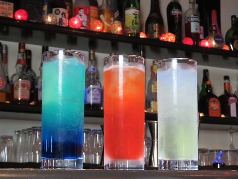 老若男女が集うバー。飲み放題は2500円~アットホームな店内でカラオケ歌い放題♪