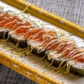 料理メニュー写真&nbsp;サーモンいくら巻き