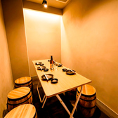 完全個室をご用意する当店。接待や会食、記念日のお食事など少人数利用に最適な4名様個室。ご友人とのお食事や女子会に最適な5名様、6名様個室。仲間内の飲み会やお仕事の打ち上げなどにご利用いただける8名様個室がございます。オープン席の貸切宴会は最大200名様までご利用いただけます♪ご利用の際は事前にご予約を。