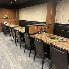 広々としたテーブル席は、ご家族やグループでのご利用にぴったり。美味しい焼肉を囲んで会話が弾む楽しいひとときをどうぞ。