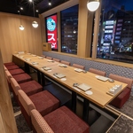 店内はシーンに合わせて使える完全個室のお席をご用意させて頂いております。