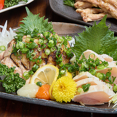 【旨みが凝縮】新鮮な地鶏を絶妙な火加減で！モモ肉とムネ肉のタタキは自家製ポン酢でご堪能あれの写真