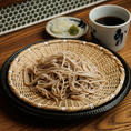 お食事の〆にぴったりな当店名物の二八蕎麦は、種類豊富にご用意しております。職人が仕上げる自慢の喉ごしと風味豊かな味わいを、最後の一品としてお楽しみください。人数やシーンに合わせて選べる豊富なメニューを取り揃えておりますので、ぜひお好みの味を心ゆくまでご堪能ください。