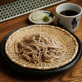 お食事の〆にぴったりな当店名物の二八蕎麦は、種類豊富にご用意しております。職人が仕上げる自慢の喉ごしと風味豊かな味わいを、最後の一品としてお楽しみください。人数やシーンに合わせて選べる豊富なメニューを取り揃えておりますので、ぜひお好みの味を心ゆくまでご堪能ください。