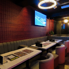 【広々としたテーブル席】こちらのプランはドリンク飲み放題とお食事は乾き物のみとなります。食事のお持込も可能です。気の知れた仲間との二次会や三次会にぴったり★