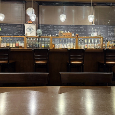 （カウンター5席）お一人様や少人数でのご利用に人気のカウンター席。目の前には豊富なウイスキーやクラフトジン、ワインが並び、バーのような雰囲気でゆっくりお楽しみいただけます。お仕事帰りの一杯や、1人飲みにもお使いいただけます。