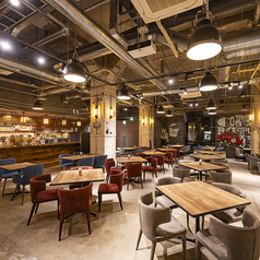 開放感のある広々としたテーブル席は、大人数でのパーティーや宴会に最適です。店内貸切のご利用で、立食形式なら最大180名様、着席形式なら最大110名様まで対応可能です。結婚式の二次会や同窓会、企業の歓送迎会など、大規模なイベントを華やかに演出する空間としてご利用いただけます。