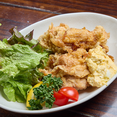 【王道の旨さ】こだわりのタルタルで食べるチキン南蛮や唐揚げはお酒とも相性◎の写真