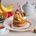 料理メニュー写真&nbsp;プリンアラモードパンケーキ　黒糖ミルクティーキャラメルソース