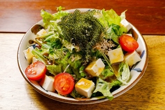 海ぶどうと島豆腐のサラダ