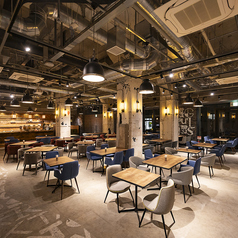 開放感のある広々としたテーブル席は、大人数でのパーティーや宴会に最適です。店内貸切のご利用で、立食形式なら最大180名様、着席形式なら最大110名様まで対応可能です。結婚式の二次会や同窓会、企業の歓送迎会など、大規模なイベントを華やかに演出する空間としてご利用いただけます。