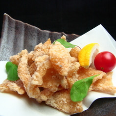 鶏皮のカリカリ揚げ