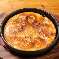 鉄鍋餃子はじめお酒が進む一品を多数ご用意しております