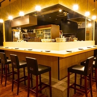 厨房からの香りや音を楽しみながら、逸品料理に舌鼓