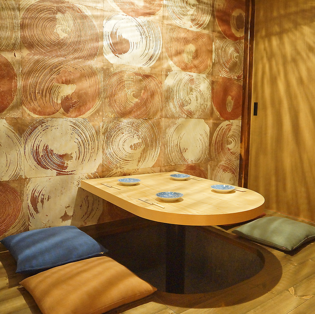 おこもり感のある掘りごたつ席は、扉を閉めれば半個室風にも★人目を気にせずゆったりくつろげます。