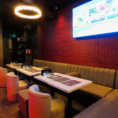 【広々としたテーブル席】こちらのプランはドリンク飲み放題とお食事は乾き物のみとなります。食事のお持込も可能です。ソファー席あり◎ゆったりとした時間をお過ごしいただけます！