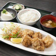 定番メニューながらも素材にこだわり抜いた唐揚げ定食