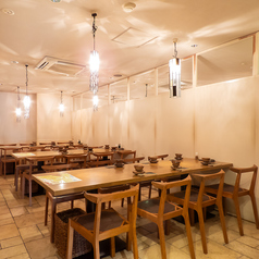 テーブル席は少人数でのご利用も可能となっております。2名様～お気軽にご利用いただけます。お軽くきれいな店内はとってもお洒落！デートでのご利用にもピッタリです♪長テーブルは8名様迄ゆったり座れるお席となっておりますので小規模宴会にもおすすめのお席となっております！