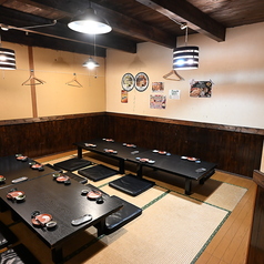 どこか懐かしさを感じる、和の情緒たっぷりのくつろぎ空間。やわらかな照明が照らすお座敷で、日常の喧騒を忘れてほっと一息つきませんか？足を崩してゆったりと語らいながら、美味しいお酒と旬の味覚を堪能する贅沢な夜を。