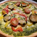 料理メニュー写真 クルミとゴルゴンゾーラのハニーピザ/夏野菜のジェノヴェーゼピザ