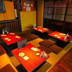 【宴会でも少人数の飲み会でも！『ゆったり掘りごたつ席』】２名様用掘りごたつ席と４名様までの掘りごたつ席です。間に板を挟めば最大８名様までお座りいただけます！全体だと最大16名様まで収容可能の宴会席に大変身！ゆったりお座り頂けます！