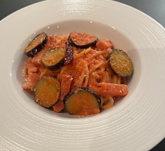 トマトクリームパスタ(ナスとベーコン)