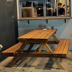 当店ではテラス限定でワンちゃんとの同伴が可能です。喫煙も可能です!(店内は禁煙)。お天気が悪い日はお休みですが、晴れた日は最高のリフレッシュ空間に!混雑時はお席の譲り合いなど、皆さまがハッピーに過ごせるよう思いやりあるご利用をお願いします!