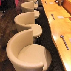 【お連れ様との横並び】同僚との2軒目利用やお食事デートで肩を並べてご利用頂くのにも好評なカウンター席。お料理をシェアしたり肩を並べて乾杯することで、心の距離もグッと近付くのが魅力です。