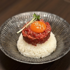 生肉認可店のこだわり「和牛炙りユッケ丼」