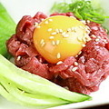 料理メニュー写真 炙りユッケ