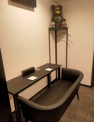 広いソファーで。