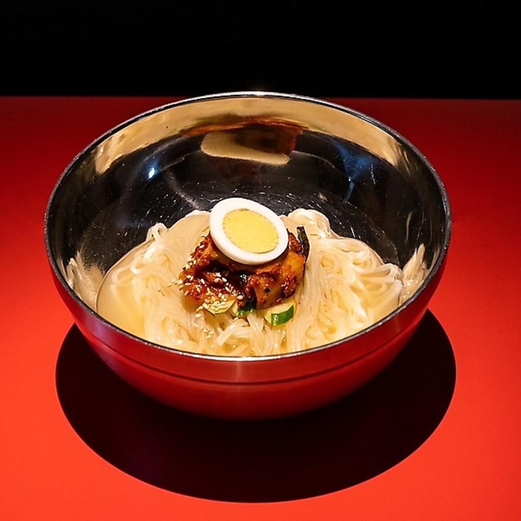 ジューシーなステーキを召し上がった後は、口内をさっぱりとしてくれる【冷麺】のご用意もございます